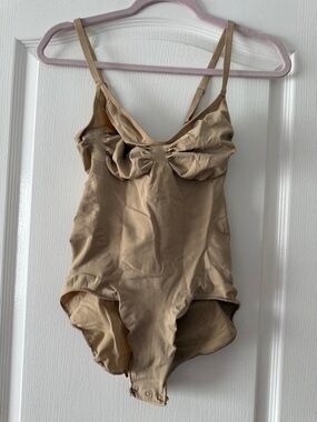 Brand NWOT in Box SKIMS Shapewear Bodysuit in Clay